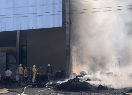 Fotogalería | Incendio en bodega de reciclaje en el Eje 132