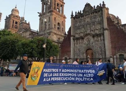 Estudiantes y trabajadores de UAS protestan en Palacio Nacional