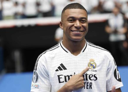 Kylian Mbappé firma contrato con el Real Madrid en el Santiago Bernabéu