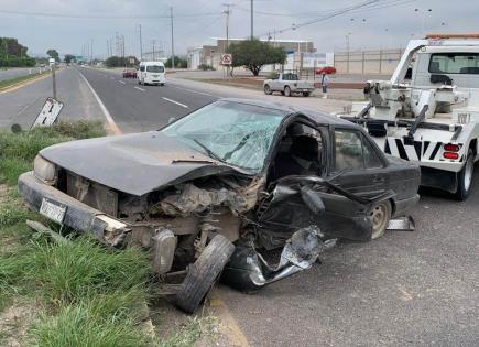 Conductor impacta su auto con poste en carretera a Matehuala
