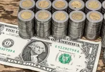 D&oacute;lar abri&oacute; en 18 pesos tras retiro de Biden