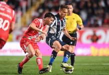 Monterrey vence a Necaxa 1-0 con polémica arbitral