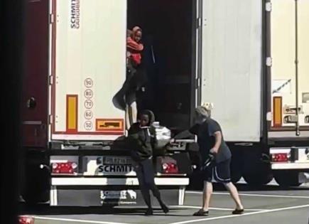 Violencia contra migrantes en Italia: Camionero golpea a mujeres