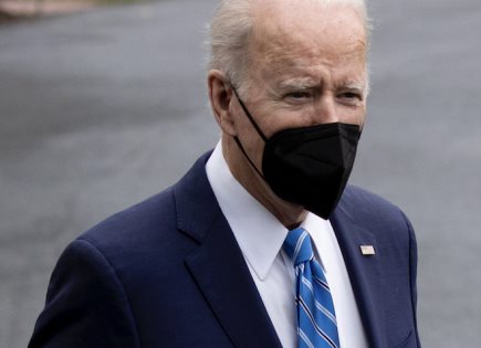 Biden sigue sin fiebre y con síntomas leves tras positivo de covid-19