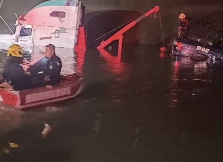 Bomberos rescatan a policías estatales atrapados en inundación
