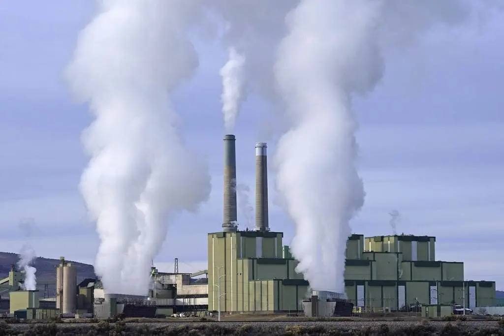 Deroga EU límites a emisiones para centrales eléctricas de gas y carbón