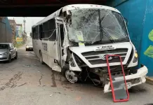 Hospitalizan a chofer de personal tras choque en Puente Pemex Hospitalizan a chofer de personal tras choque en Puente Pemex