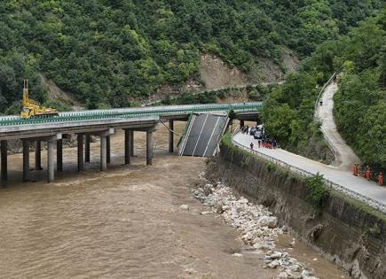 Mortal colapso de puente chino