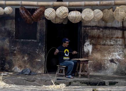 Artesano creando lámpara de bambú en Nindirí