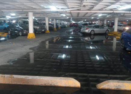 Colapso de drenaje afecta estacionamiento del Mercado República