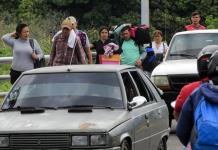 Venezolanos cruzan el puente Simón Bolívar hacia Colombia