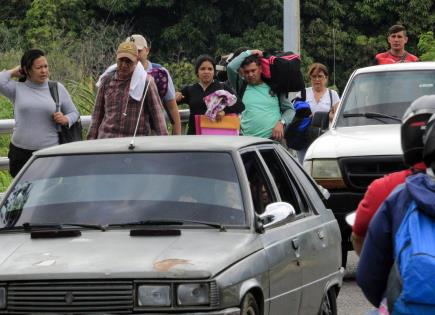 Venezolanos cruzan el puente Simón Bolívar hacia Colombia