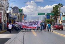 Decenas de taxistas se manifiestan en Muñoz