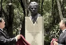 Develan busto de Porfirio Mu&ntilde;oz Ledo