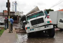 Cami&oacute;n materialista cae en hoyanco de Soledad