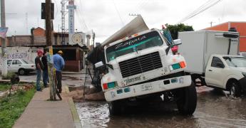 Camión materialista cae en hoyanco de Soledad