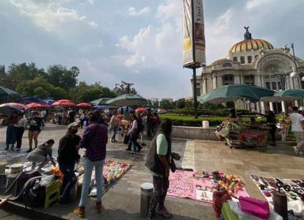Comerciantes Ambulantes en la Alameda Central y Palacio de Bellas Artes