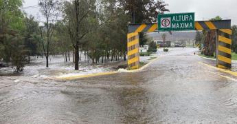 Lluvia toma fuerza en la capital; extienden cierres de vialidades