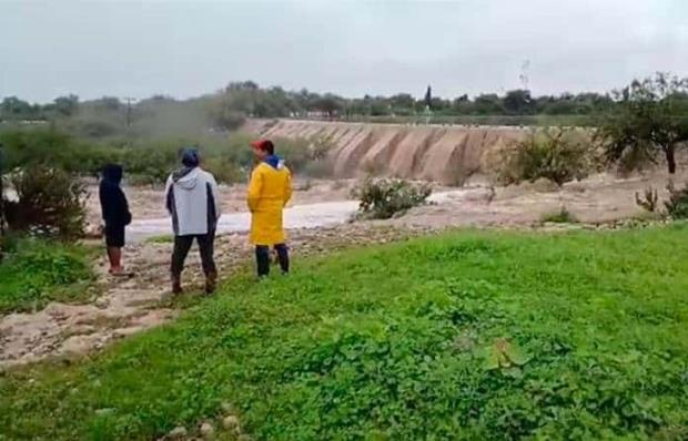 Se desborda presa en Charcas e inunda comunidad