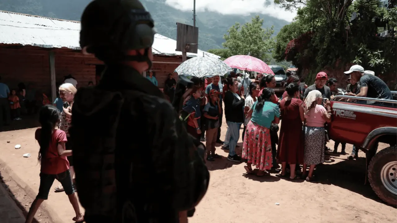 Familias chiapanecas buscan refugio en Guatemala por violencia