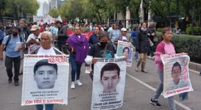 Padres de los 43 normalistas de Ayotzinapa marchan en CDMX