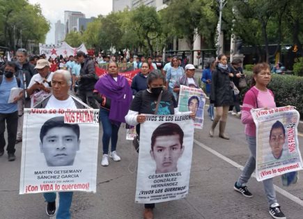 Padres de los 43 normalistas de Ayotzinapa marchan en CDMX