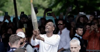 Snoop Dogg lleva la antorcha en la inauguración de los Juegos Olímpicos 2024 en París
