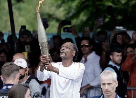 Snoop Dogg lleva la antorcha en la inauguración de los Juegos Olímpicos 2024 en París