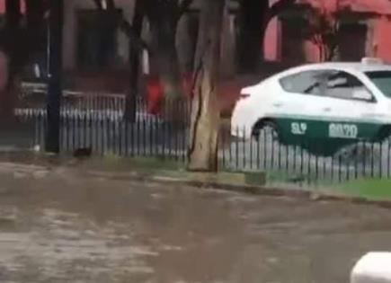 Taxista circula por camellón peatonal para evitar Avenida Juárez inundada
