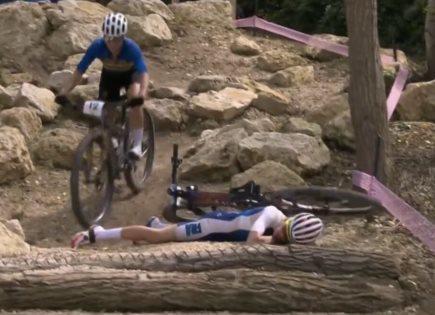 Impactante accidente de Loana Lecomte en competencia de mountain bike