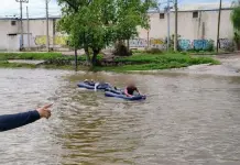 Retiran a dos personas flotando en el r&iacute;o Santiago en SLP