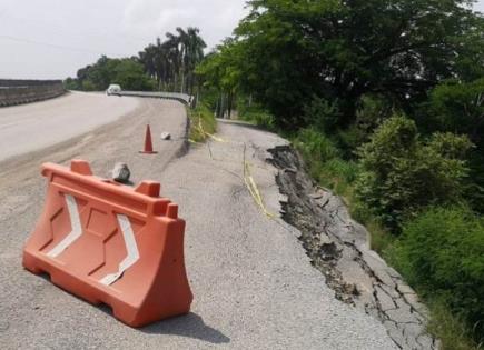 Fotos | Se desgaja acotamiento en carretera Valles-Tamazunchale