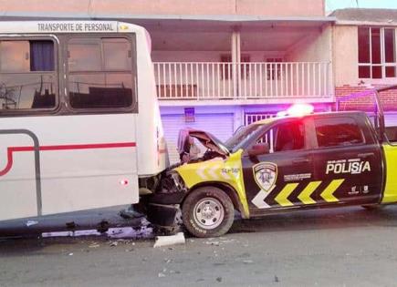 Choca una patrulla municipal contra camión de personal