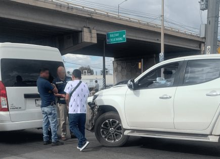 Chocan a camioneta de personal en Periférico y Carretera Ríoverde