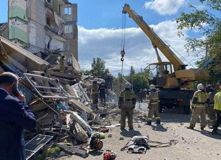Derrumbe de edificio mata a 4 en los Urales