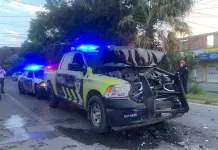 Policías se estrellan con un camión de transporte de personal
