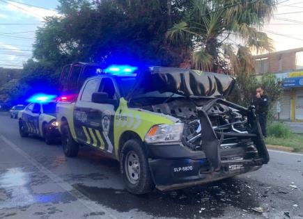 Policías se estrellan con un camión de transporte de personal