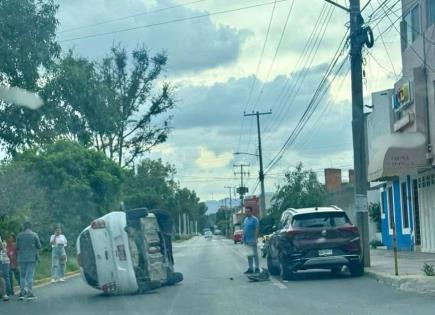 Solo daños en choque y volcadura en Av. Hernán Cortés