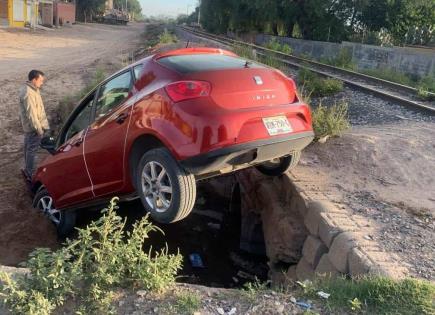 Se va con todo y su vehículo a canalón de aguas negras