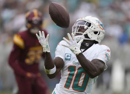 Tyreek Hill firma contrato millonario con los Dolphins