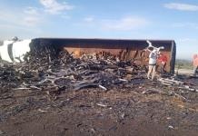 Vuelca tráiler con chatarra en la SLP-Lagos de Moreno