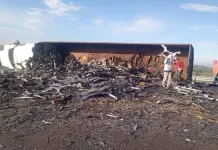 Vuelca tr&aacute;iler con chatarra en la SLP-Lagos de Moreno