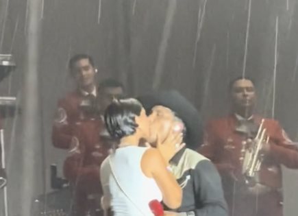 Nodal y Ángela exhiben, otra vez, su amor en concierto