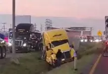 Trailero sale del camino cerca de La Pila; sólo daños materiales Trailero sale del camino cerca de La Pila; sólo daños materiales