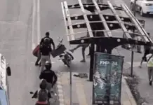 Video | Captan agresi&oacute;n de taxistas a repartidor ante polic&iacute;as capitalinos