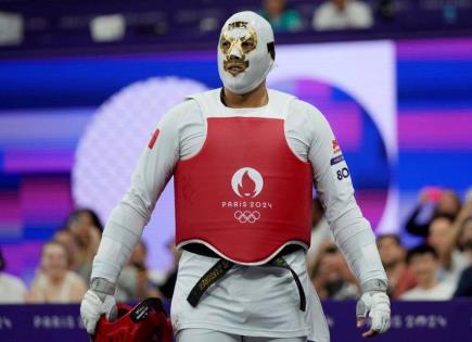 Carlos Sansores y su máscara de luchador en París