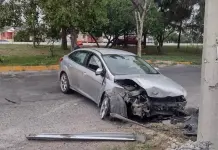 Abandonan auto luego de estrellarlo en postes de la CFE