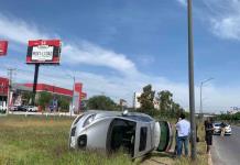 Volcadura en la carretera 57 deja solo daños materiales