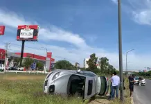 Volcadura en la carretera 57 deja solo da&ntilde;os materiales