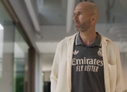 Zidane presenta la nueva tercera equipación del Real Madrid y arrasa en redes